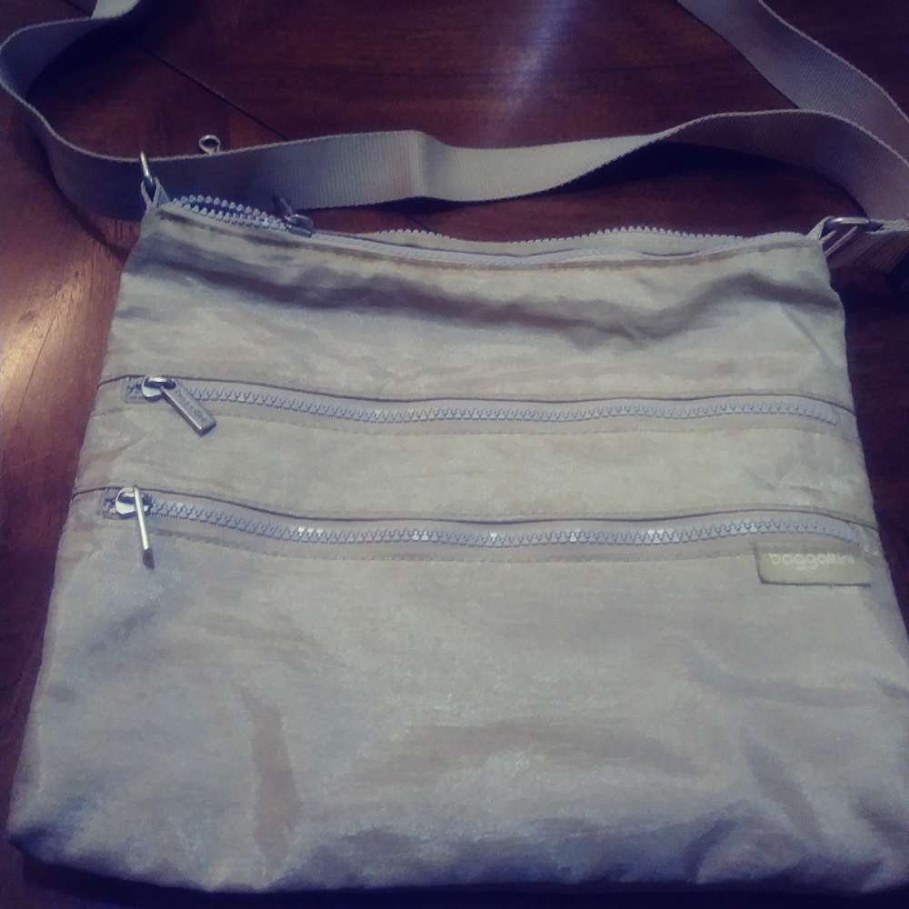 👾Baggallini crossbody bag. Light beige color.